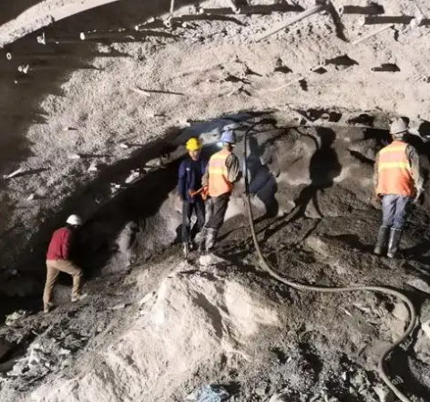 新龙拱顶带模注浆料的施工流程及注意事项